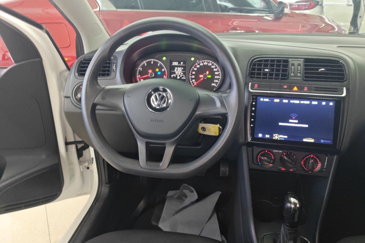 Volkswagen Polo 2018 car image #11