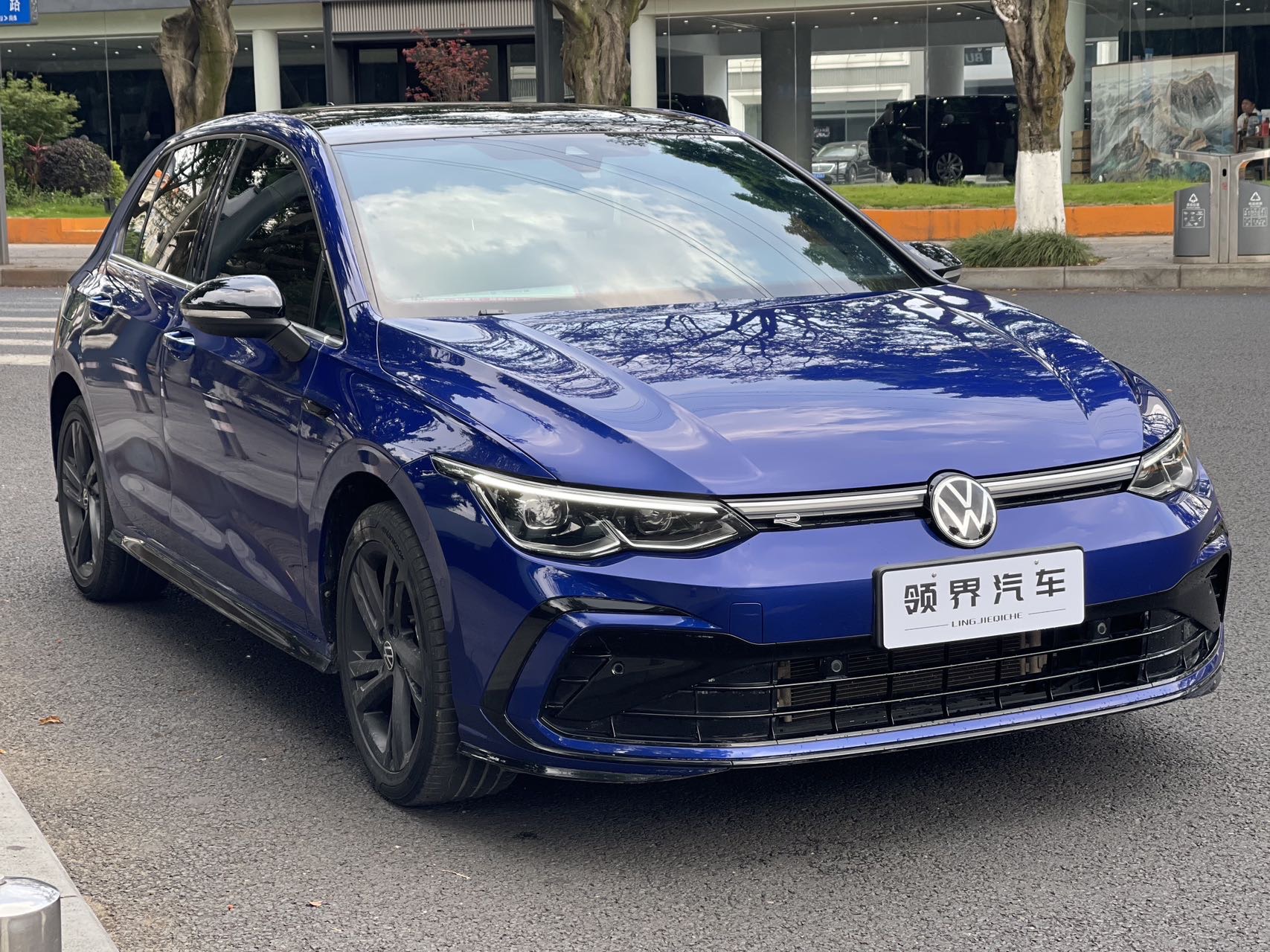 Volkswagen Golf 2021 car image #2
