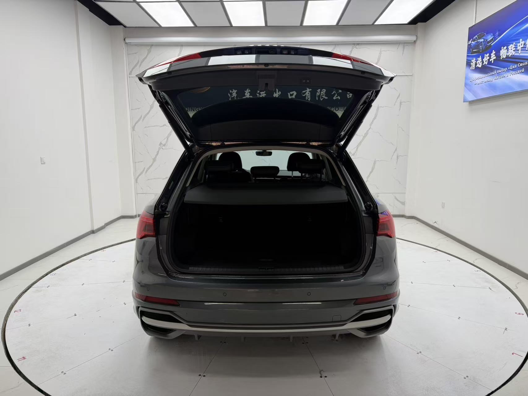 Audi Q3 2023 car image #9
