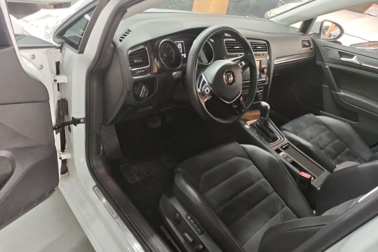 Volkswagen Golf 2018 car image #16