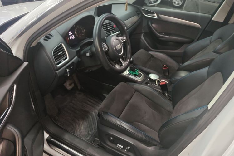 Audi Q3 2017 car image #12