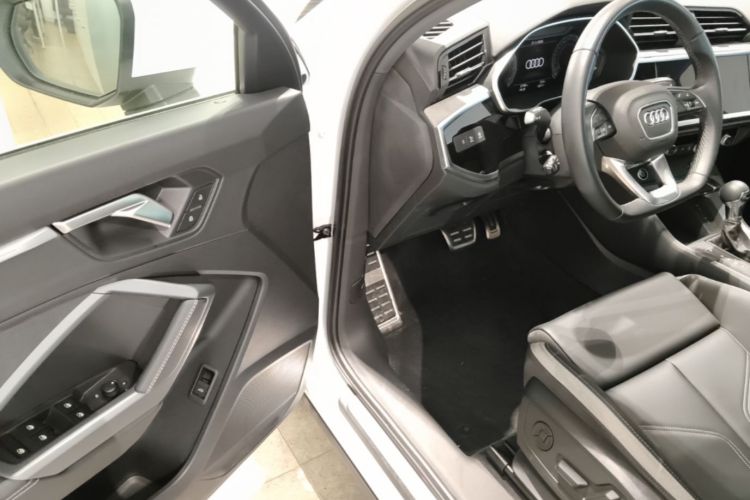 Audi Q3 2024 car image #16