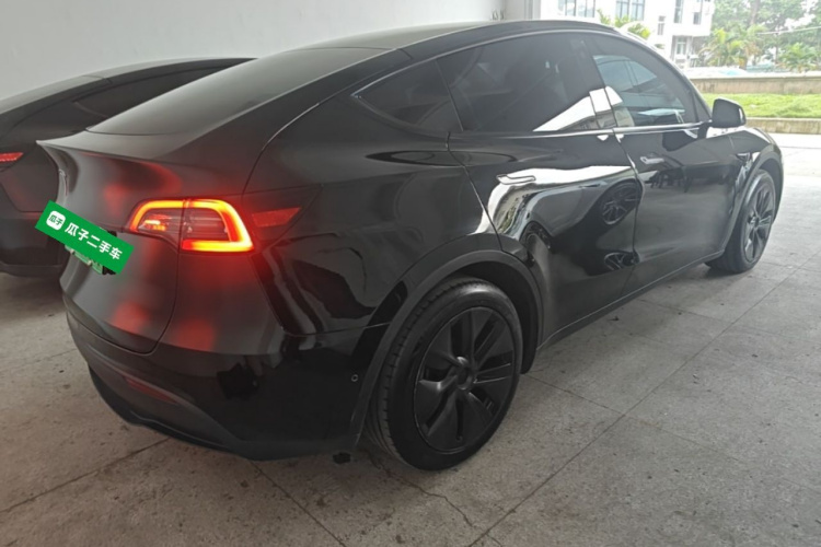 Tesla Model Y 2023 car image #7