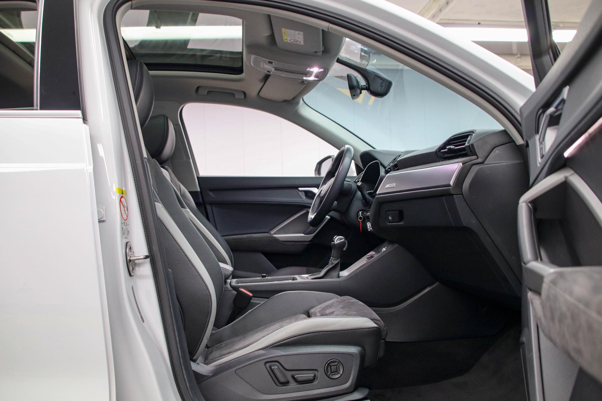 Audi Q3 2022 car image #12