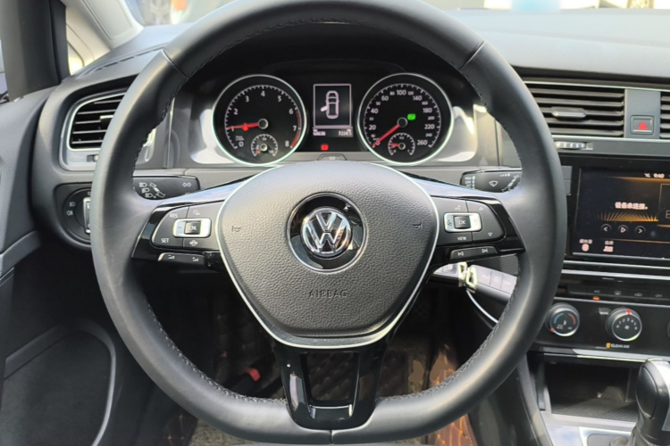 Volkswagen Golf 2019 car image #11