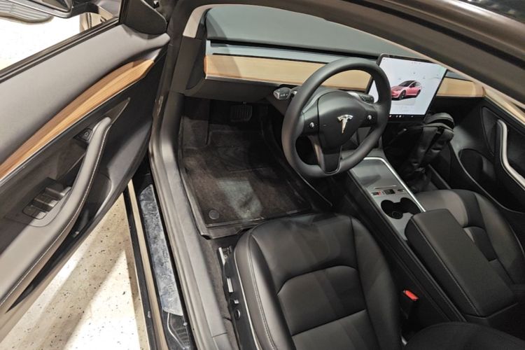 Tesla Model 3 2023 immagine di auto #16
