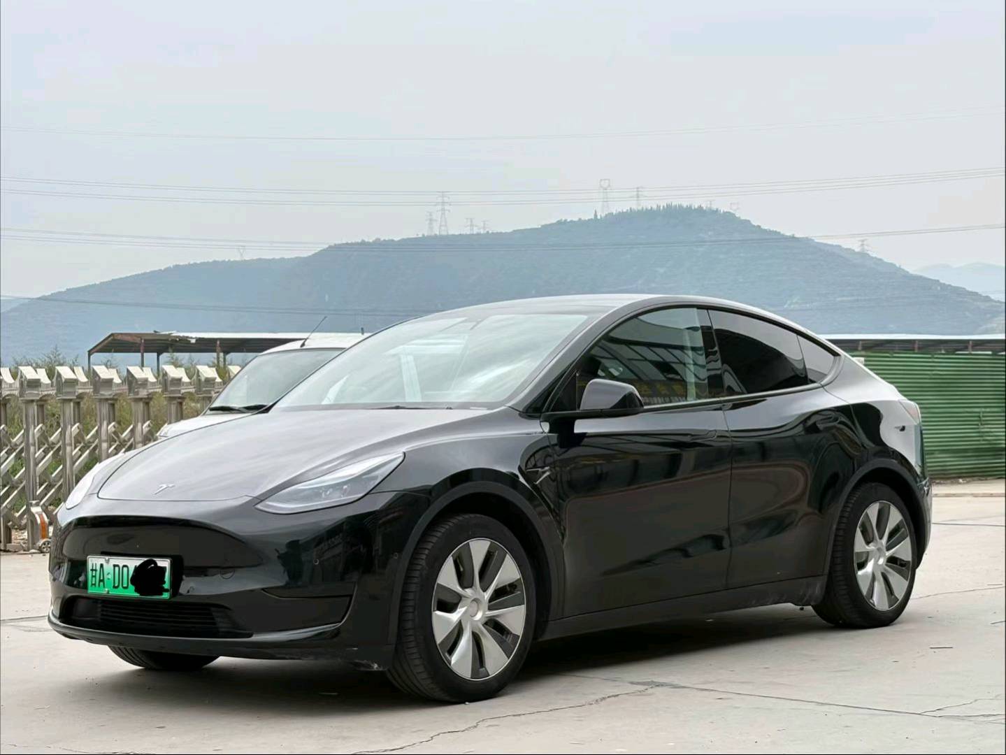 Tesla Model Y 2023 #2 Tesla Model Y 2023 car image #2