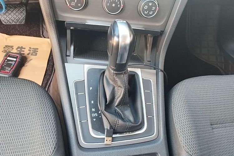 Volkswagen Golf 2017 car image #14