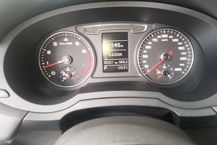 Audi Q3 2018 car image #12