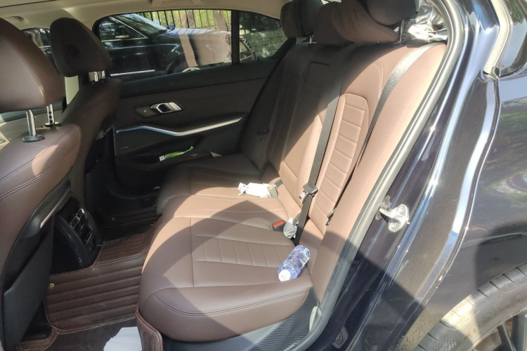 BMW 3 Series 2019 car image #14