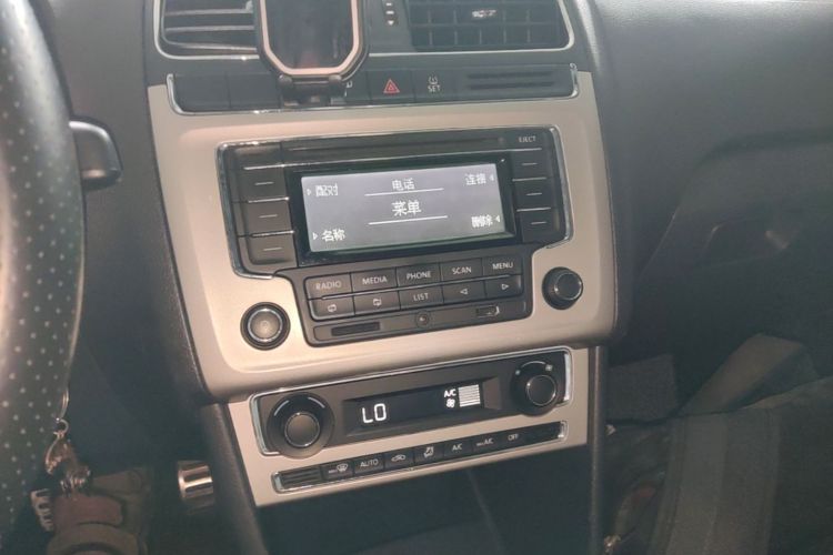 Volkswagen Polo 2016 car image #17
