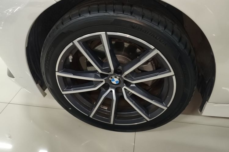 BMW 3 Series 2024 صورة سيارة #9