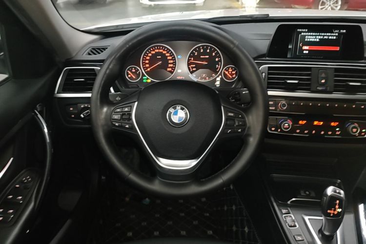 BMW 3 Series 2018 car image #11