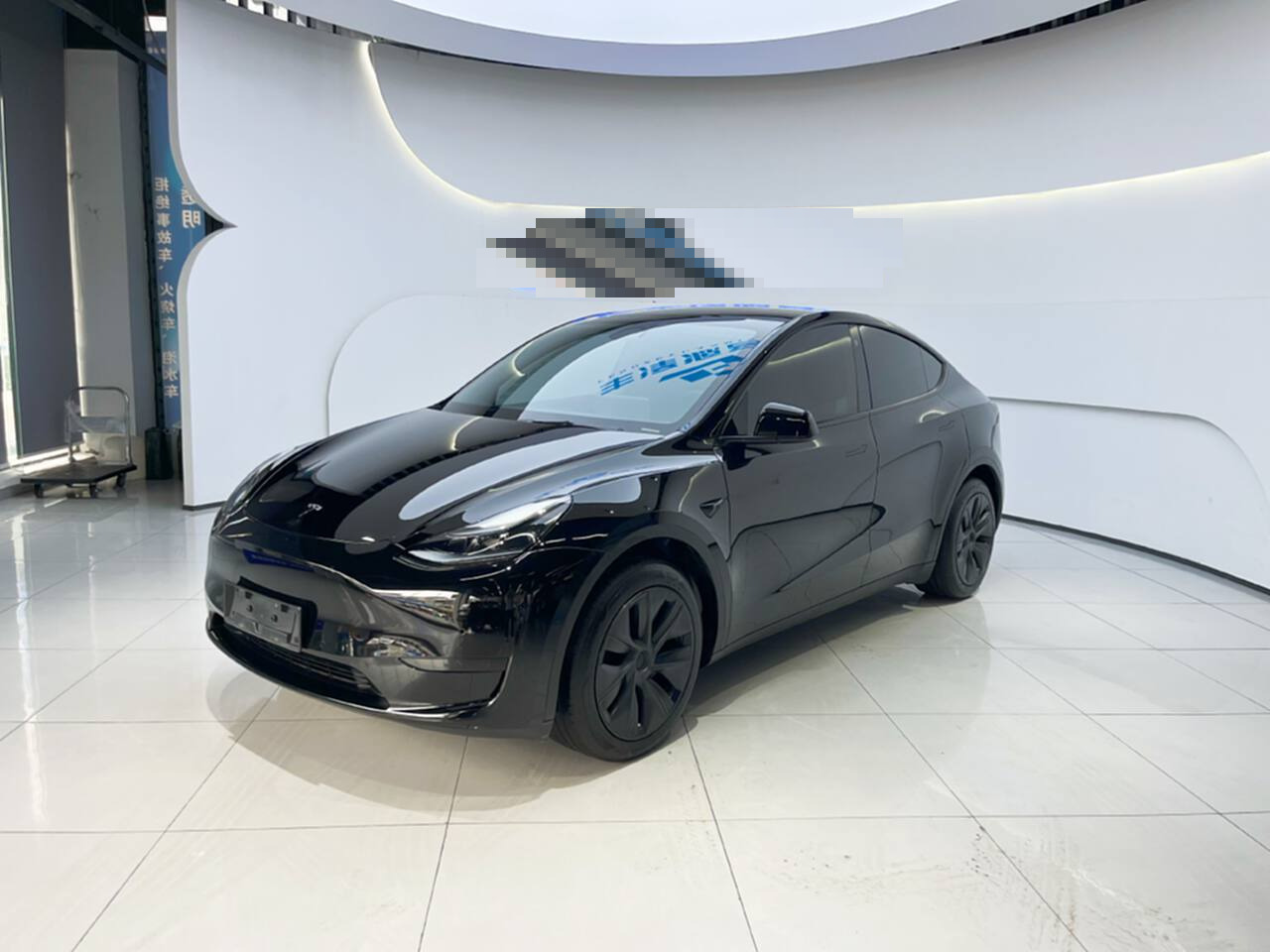 Tesla Model Y 2023 car image #2