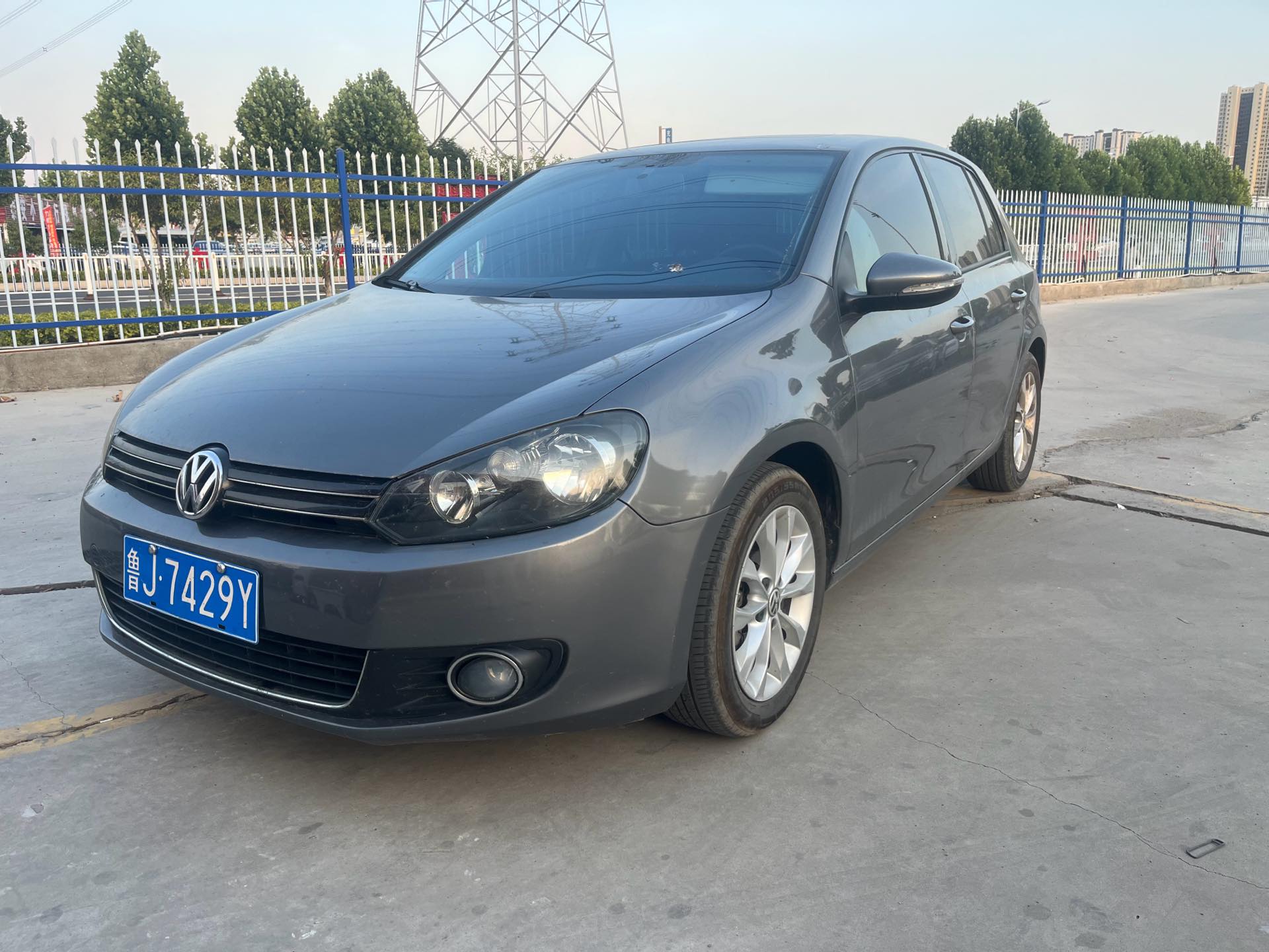 Volkswagen Golf 2012 car image 