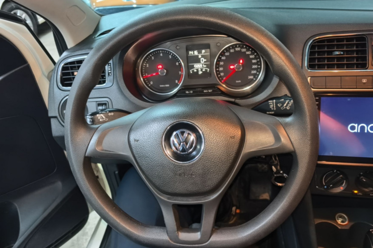 Volkswagen Polo 2015 car image #11