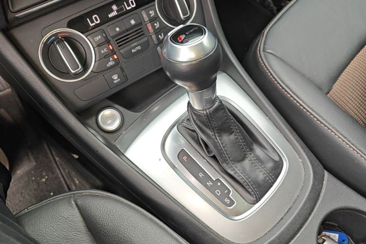 Audi Q3 2018 car image #14