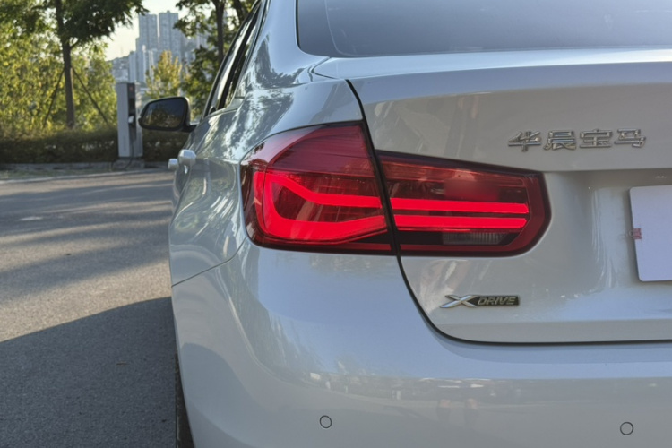 BMW 3 Series 2018 car image #13
