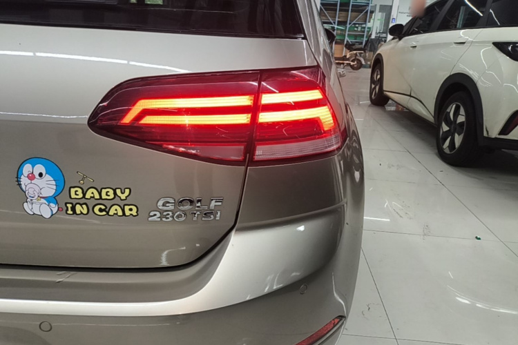 Volkswagen Golf 2018 car image #8