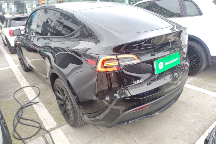 Tesla Model Y 2023 #5 Tesla Model Y 2023 car image #5