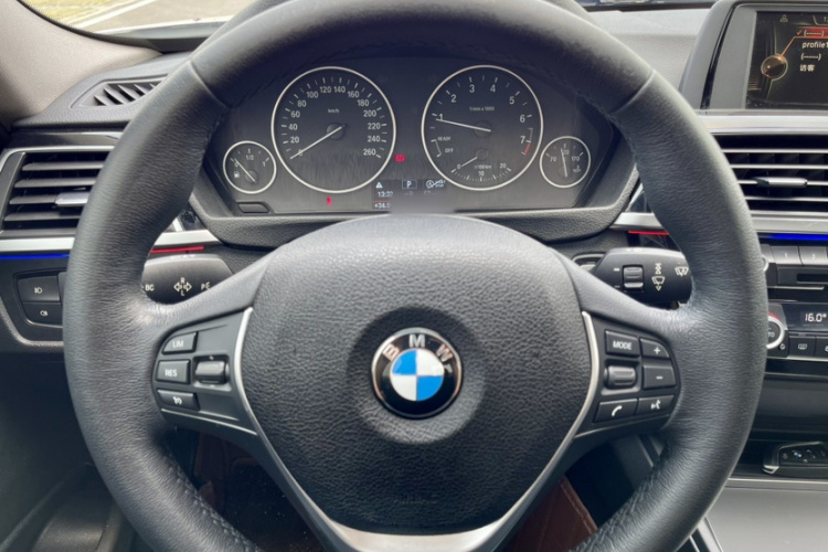 BMW 3 Series 2017 car image #10