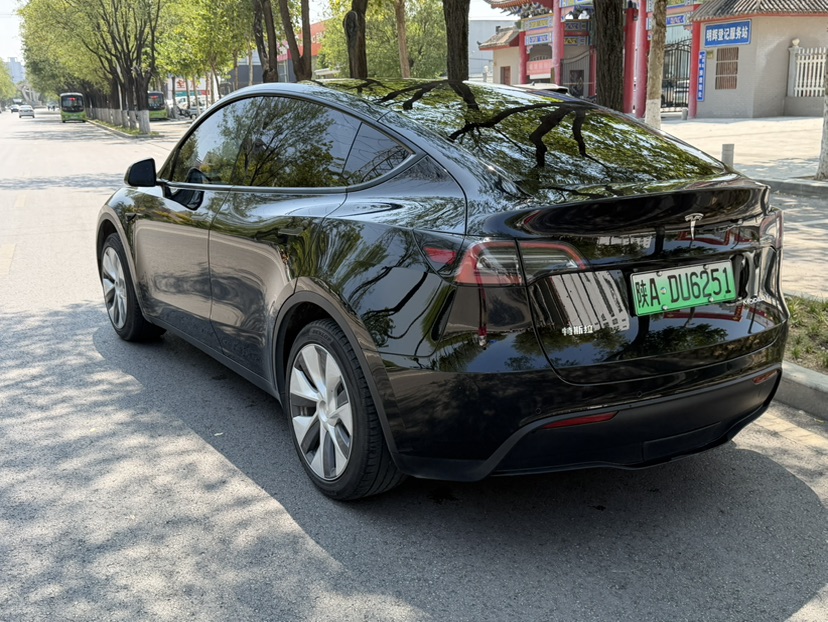 Tesla Model Y 2023 car image #3