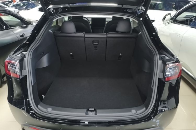 Tesla Model Y 2023 car image #21