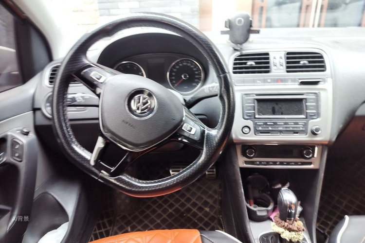 Volkswagen Polo 2014 car image #11
