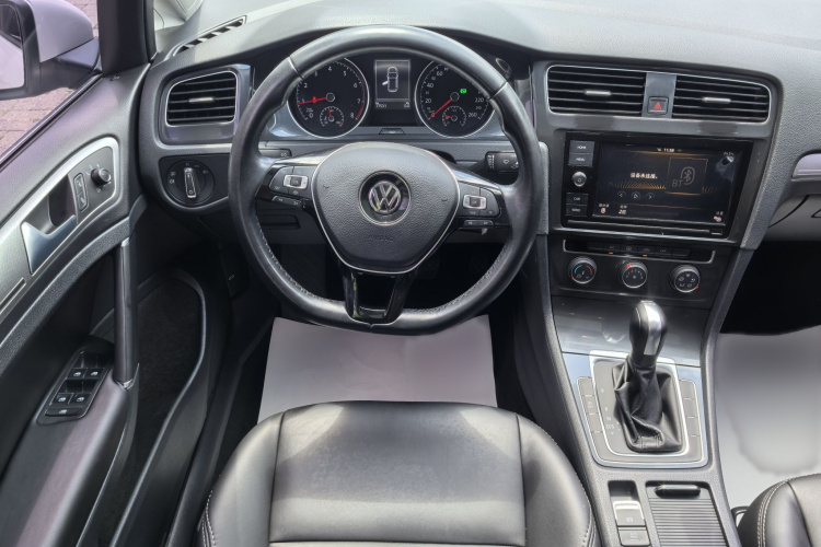 Volkswagen Golf 2019 car image #11