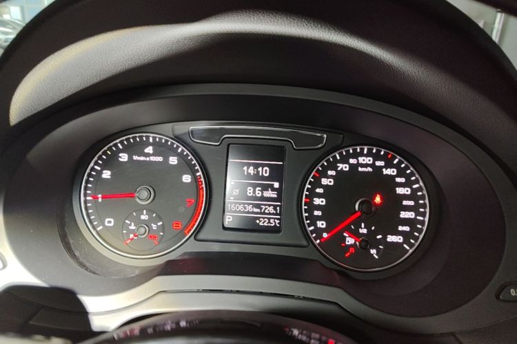 Audi Q3 2017 car image #12