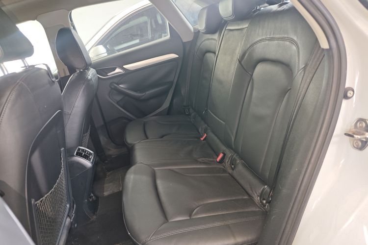 Audi Q3 2015 car image #17