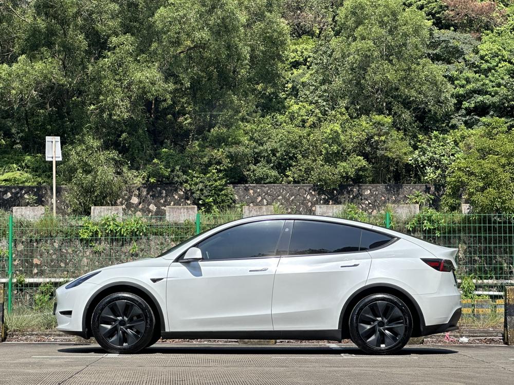 Tesla Model Y 2024 #4 Tesla Model Y 2024 car image #4