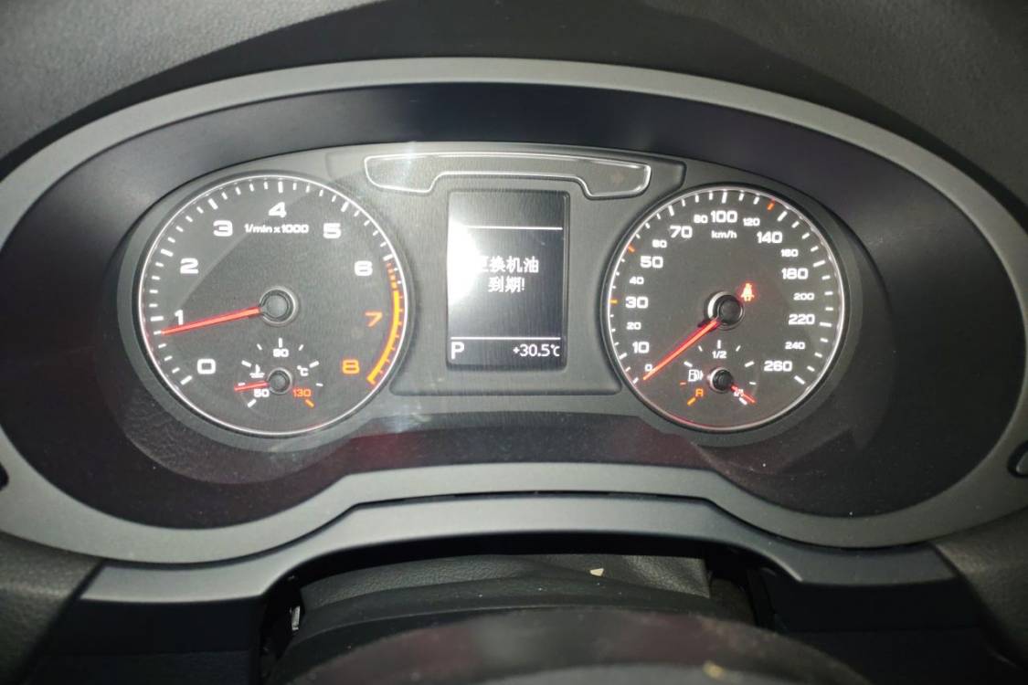 Audi Q3 2017 car image #25