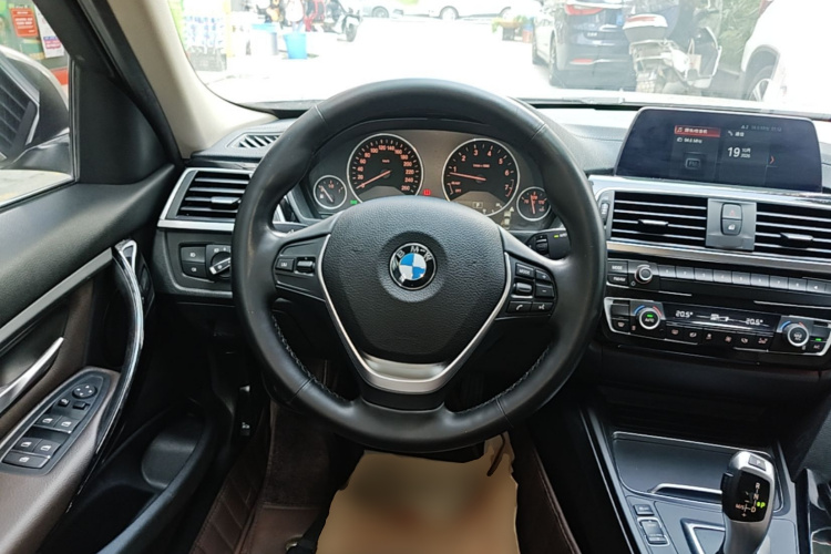 BMW 3 Series 2018 car image #11