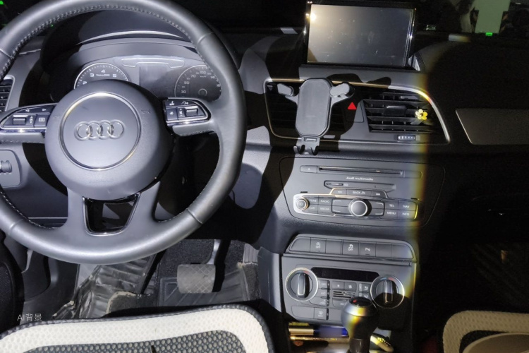 Audi Q3 2018 car image #11
