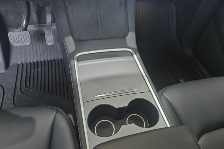 Tesla Model Y 2023 immagine di auto #14