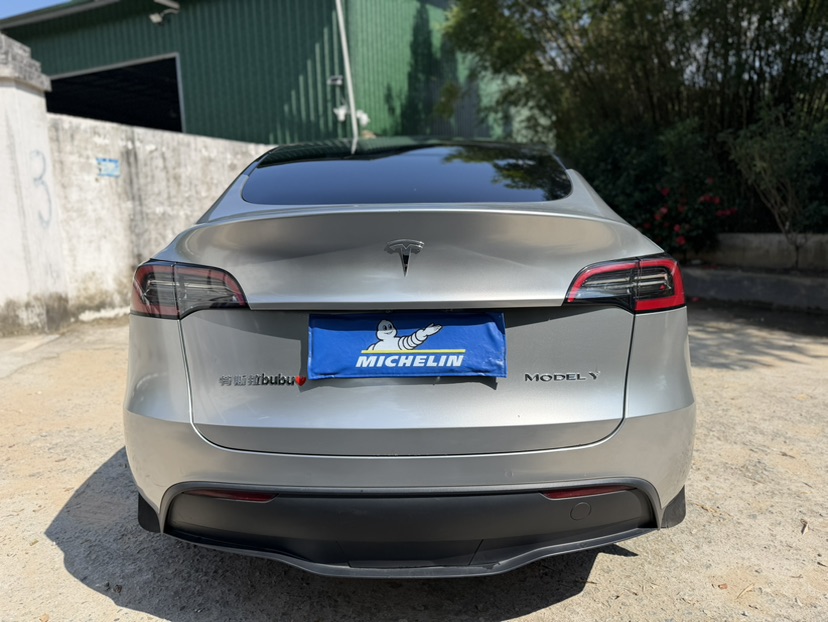 Tesla Model Y 2023 car image #5