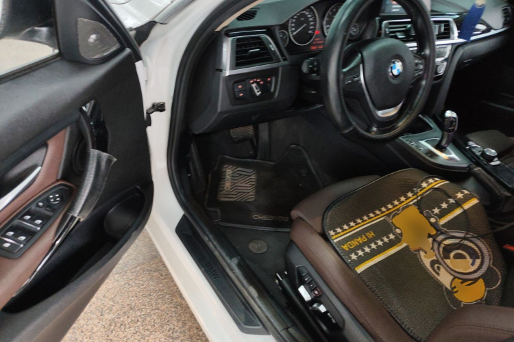 BMW 3 Series 2018 immagine di auto #16