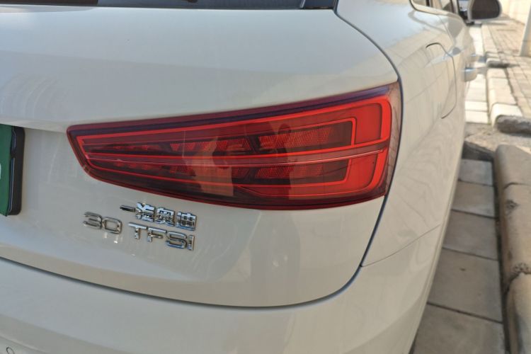 Audi Q3 2018 car image #8