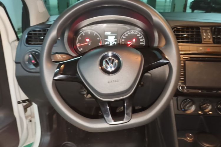 Volkswagen Polo 2015 car image #11