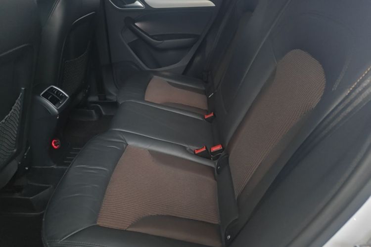 Audi Q3 2018 car image #17