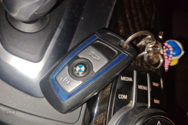 BMW 3 Series 2019 car image #10