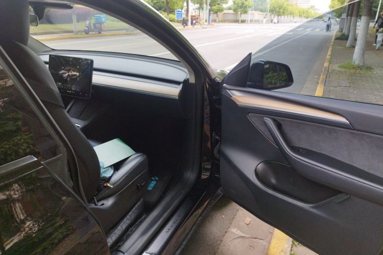 Tesla Model Y 2022 car image #24