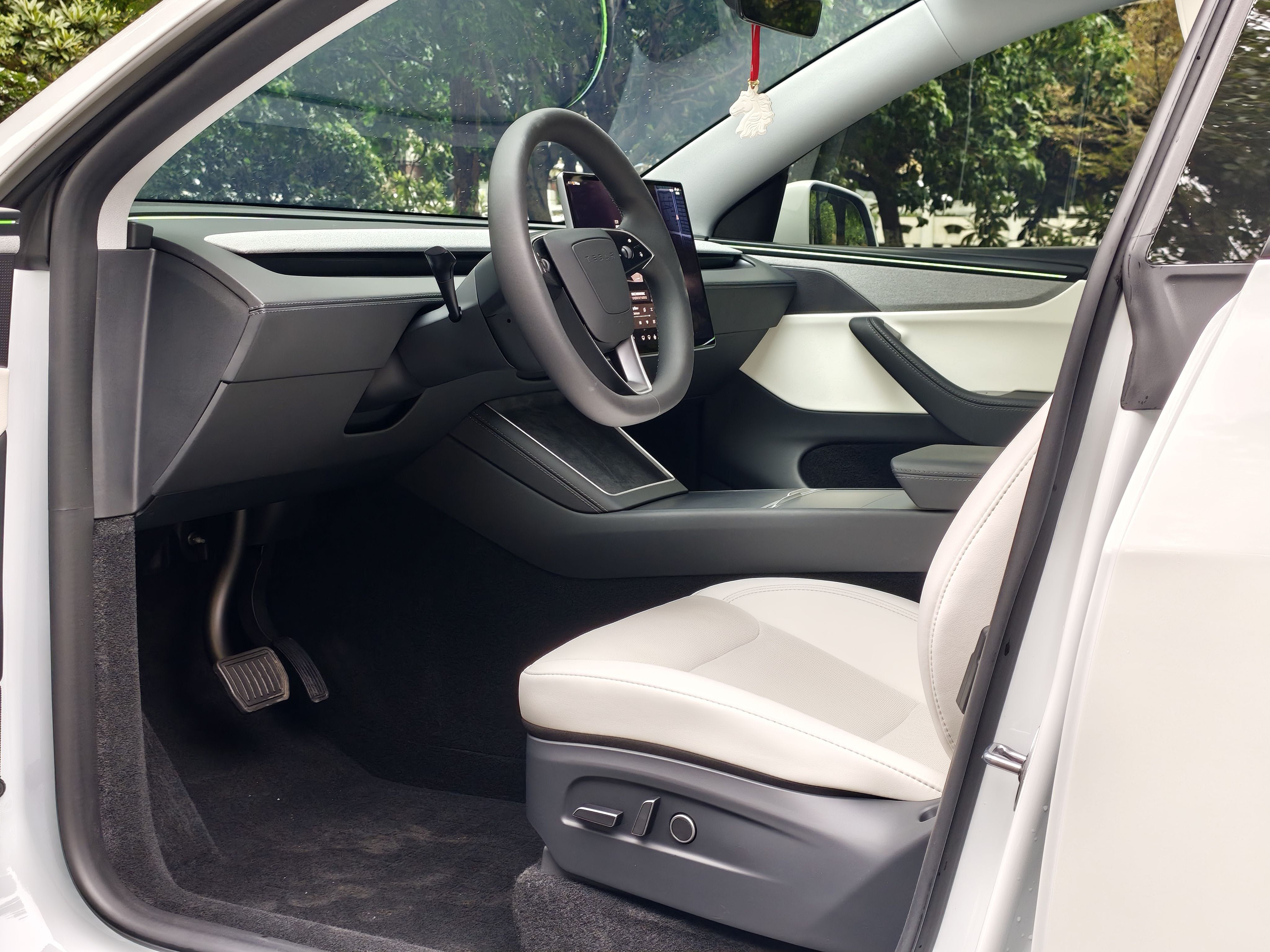 Tesla Model Y 2025 #6 Tesla Model Y 2025 car image #6