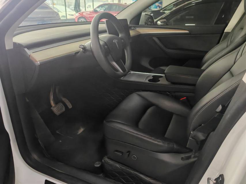 Tesla Model Y 2023 car image #2