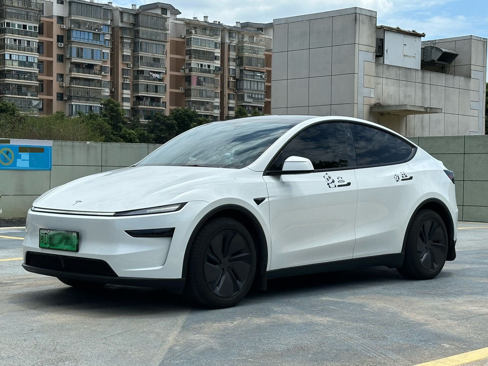 Tesla Model Y 2025 car image 