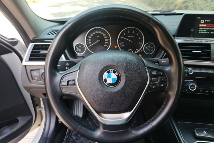 BMW 3 Series 2018 immagine di auto #11