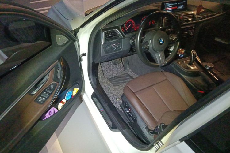 BMW 3 Series 2019 car image #13