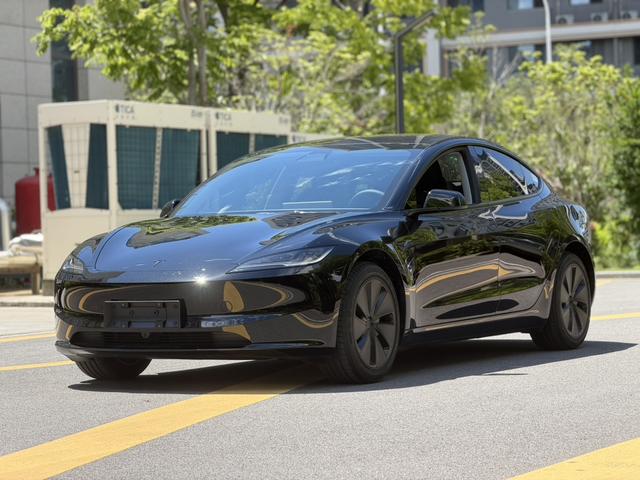 Tesla Model 3 2026 immagine di auto #19