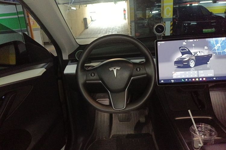 Tesla Model Y 2023 car image #11